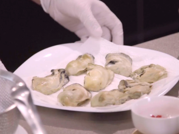 將特選美國生蠔放上薑、蔥與花雕酒蒸五分鐘。