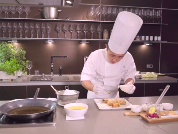 淋上以豆瓣醬、辣椒油、蒜蓉、紅椒及砵酒調製的中式醬料，放置鍋內燜焗。