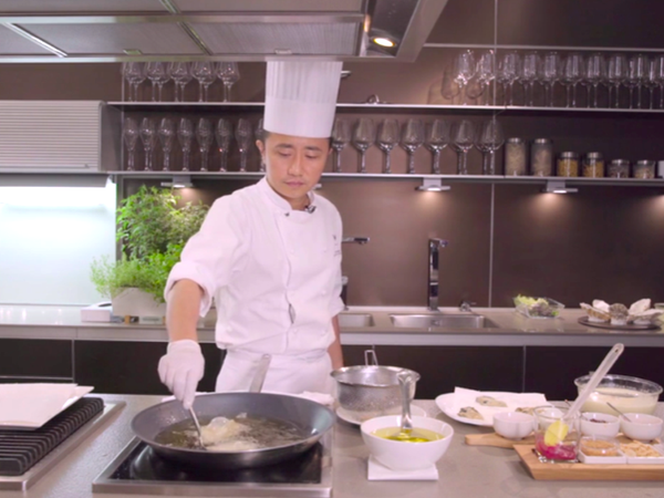 裹上蛋白與生粉調和的麵漿油炸至表面酥脆，以鎖住生蠔的鮮甜。