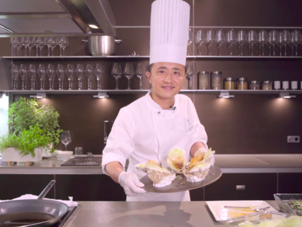 隨性灑上一點紫豆苗，便大功告成。