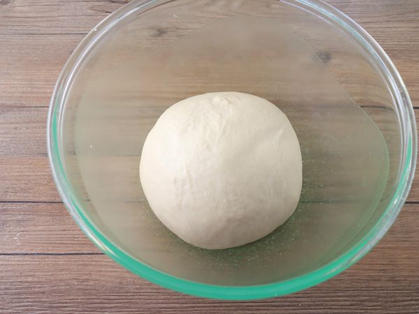 將除了軟化奶油（包入）外食材混合成麵團，揉至光滑，靜置發酵45mins。