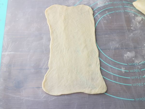 擀成薄長條。請盡量薄，如有製麵機可使用製麵機。