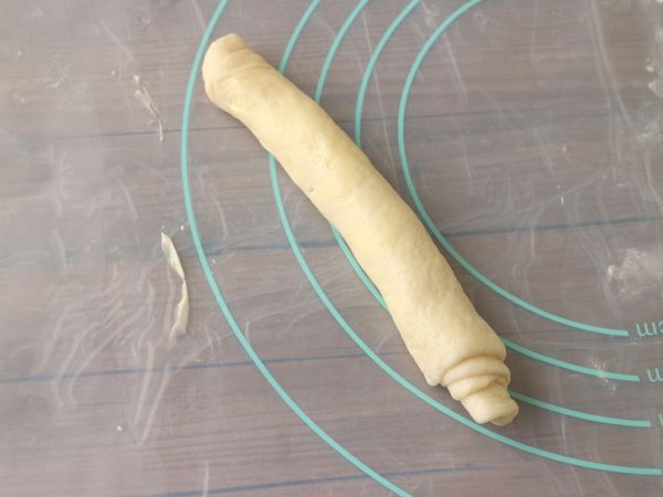 捲起成長條形，請盡量卷緊密。