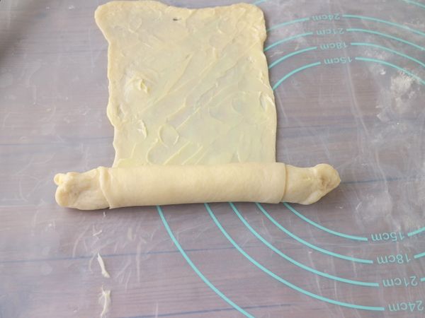 另一份重複步驟3~步驟6。再將第一份接續捲成長條形。