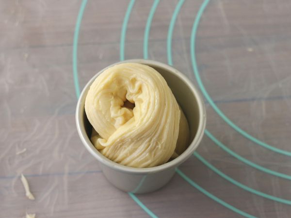 另一半一樣卷圓疊在上面。稍微輕壓讓兩塊能結合。蓋上保鮮膜，發酵至兩倍大。