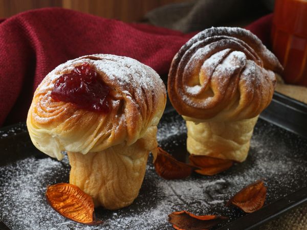 送入預熱好的烤箱中下層，以200度烤30分鐘。記得下面要墊烤盤，奶油會滴～～取出後放涼10分鐘脫模。撒上些許糖粉，且中間可再擠進奶油餡或果醬。