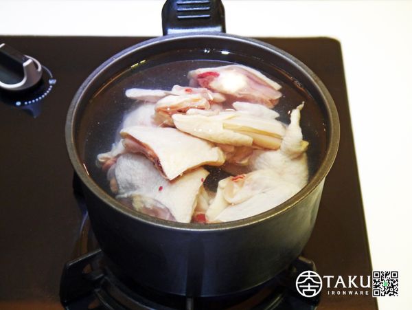 先以冷水汆燙法汆燙仿土雞後撈起，備用。