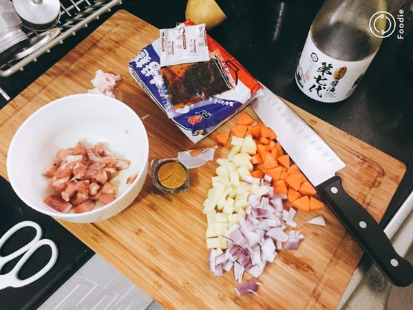 馬鈴薯、胡蘿蔔、洋蔥切丁（以下簡稱三丁），五花肉切丁後，加入一點點醬油、酒、鹽巴、胡椒抓醃（小心不要太鹹，因為維力的料包和咖哩塊都有鹹味）。