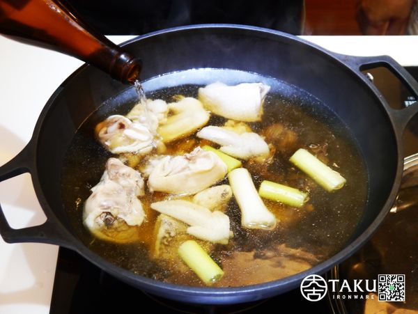 取一鐵鍋，不需預熱，將水放入，黑蒜稍微清理一下跟燙好的雞肉，青蒜梗，米酒一起放入鐵鍋中煮30-40分鐘，下蒜青，鹽巴調味，讓您頭好壯壯的黑蒜雞湯上桌囉！