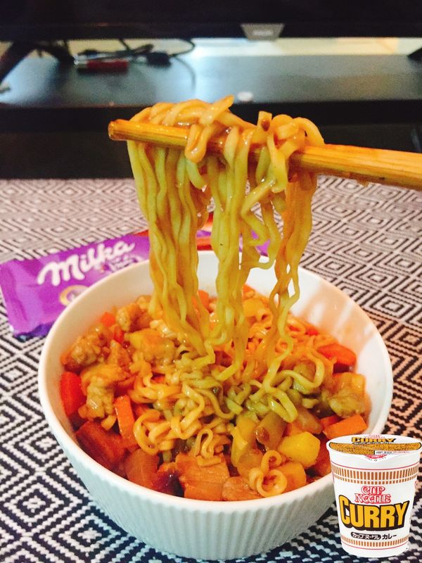 咖哩湯汁滾開後，加入泡麵（水分以蓋過麵身7成就好），最好是可以用可以炒料的矮湯鍋，絆攪後蓋上鍋蓋。等面完全軟化後就可以關火起鍋了。