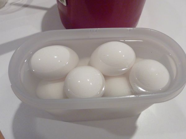 找個容器洗乾淨擦乾(擦很乾)。放入生的蛋。倒入鹽酒水。蓋滿蛋。放在陰涼處3-4週。(記得標上日期)