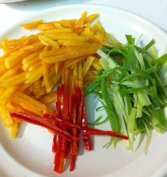 甜柿去皮、蒂切細絲，青蔥、辣椒分別切細絲備用。