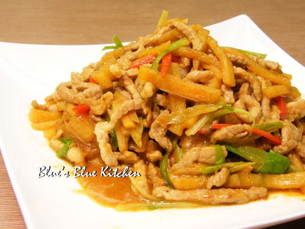 1大匙油熱鍋下肉絲炒到表面微焦香後，依序下柿絲，拌炒幾下，加入[調味料]和一點點水，炒到柿絲稍軟，再放入辣椒絲和青蔥拌炒幾下就完成嚕：）