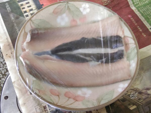 先將魚洗淨擦乾，兩面抹上薄鹽後～包上保鮮膜可冰冰箱醃一下