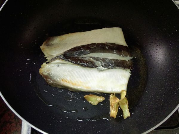 下油爆香薑片～～中小火下魚肚
{先煎魚皮那面，魚肉感覺變白後翻面}