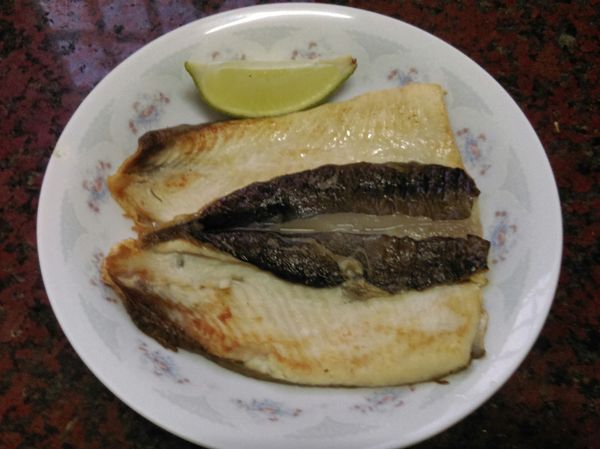 因為事前準備時有抹鹽，所以無需在下鹽，兩面煎至黃金色即可盛盤，食用時在擠檸檬即可。