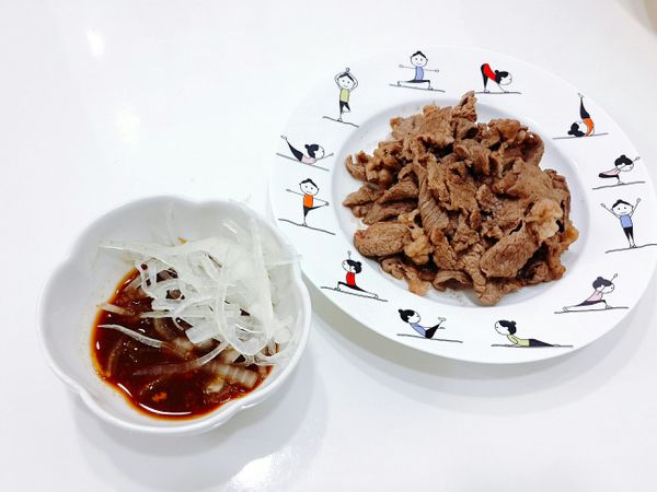 將醬料全部混合就可以囉！然後冰冰箱。
*覺得冰冰的比較好吃
*要食用時，將洋蔥混合即可

🔰要拍照好看，所以用小碟子裝醬料，實際吃，是會將醬料放在大碗公裡，洋蔥依序加進去，直接大口夾起來吃喔！愛吃洋蔥的一定要試試。