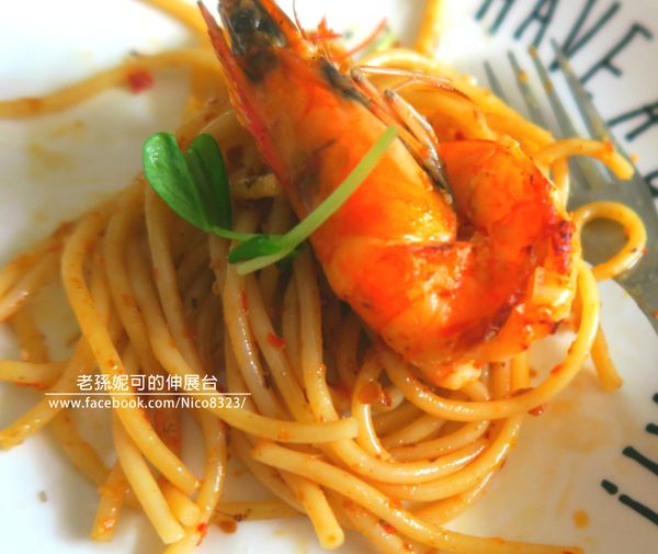 鋪上煎的噴香的白蝦 即可彭派上桌