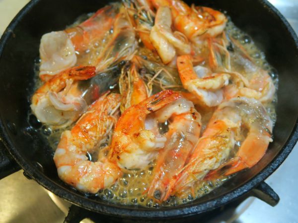 灑上少許白酒使蝦子熟成