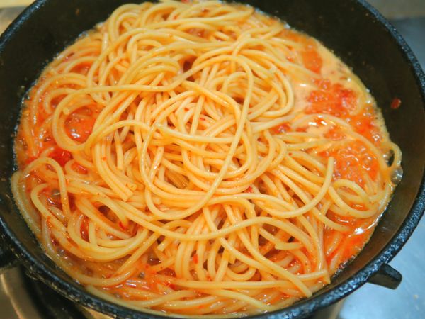 加入義大粒面與煎蝦的精華一同拌炒煮至收汁
可依喜好增添鹹度調味