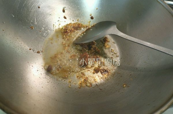 然後把豆瓣醬、砂糖、開水倒入拌炒均勻。