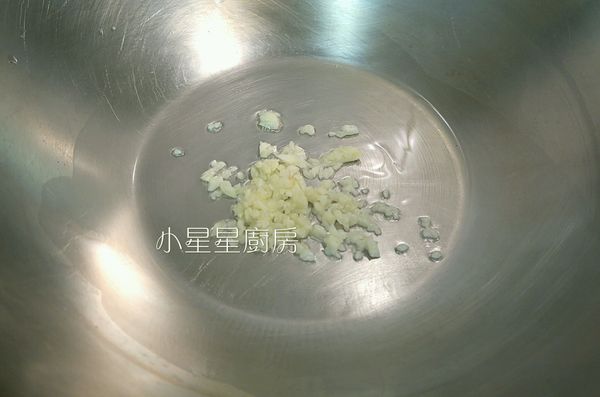 炒菜鍋加適量油，熱鍋後把蒜頭倒入(要切成蒜末)，以小火炒出香味。