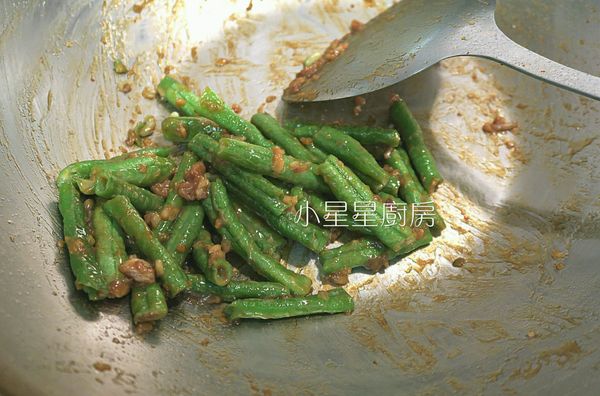 接著把長豆倒入，拌炒一分鐘左右就完成了，因為豆瓣醬已經有鹹度了，所以我就沒加鹽巴。