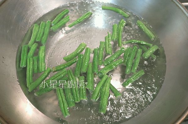 長豆清洗乾淨，去除頭尾，切成小段，放到滾水裡燙3分鐘，水裡可加少許油，燙好的豆子看起來就會很翠綠，燙好後撈起瀝乾備用。