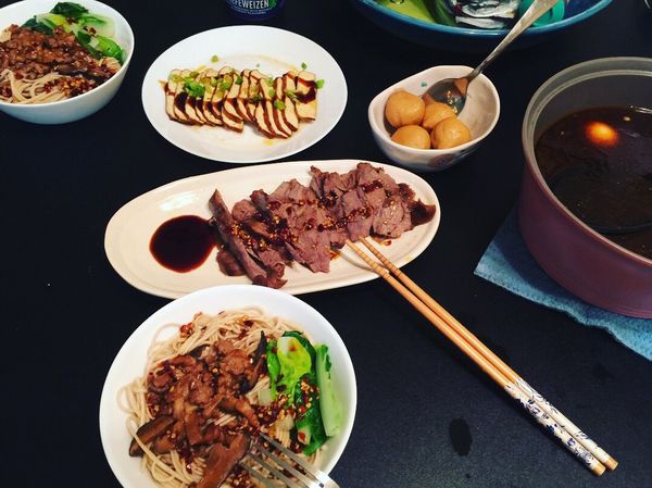 豆乾洗淨、滷汁大滾後放入豆乾並轉小火，滷五分鐘後關火浸泡一下，撈起豆乾切片、青蔥切碎末，將豆乾片放盤中，灑上蔥末，加少許香油、醬油，開動囉！

牛腱滷汁請參考：
壓力鍋快速《滷牛腱》眷村小菜
https://icook.tw/recipes/221063