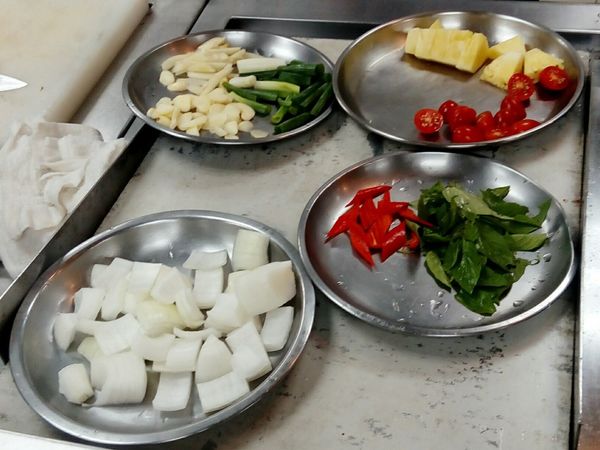 (1)香芧切除尾葉，僅留根部切段3cm，拍扁，使香茅味道更容易釋放出來。(2)蒜頭切片、嫩薑切片、紅辣椒去籽切成2cm的菱形片。(3)青葱切段約3cm，葱綠及葱白分開放。(4)洋葱切正方片約2cm*2cm。(5)鳳梨去皮去芯，切約1cm的厚度。(6)小番茄對切。(7)九層塔去梗取葉。