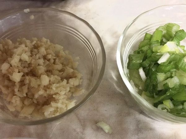 薑蒜切末、蔥切粒爆香蔥頭油、備用