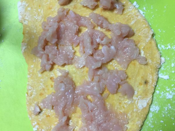 桿平的麵糰加入絞肉