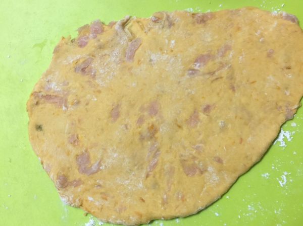 桿至薄薄的 切割好 就可以放入預熱好的烤箱內