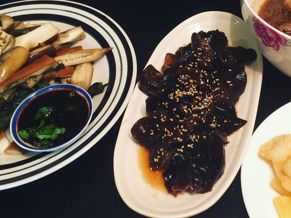 木耳洗淨，水滾了以後倒入黑木耳並熄火蓋鍋悶三分鐘，水瀝乾後將木耳倒入碗中，依序加入調味料，糖、醬油、黑醋、素沙茶，攪拌後冷藏。要吃的時候灑上白芝麻，完成。