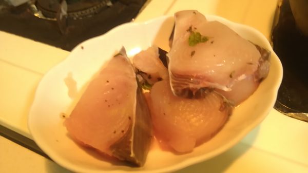 先將魚肉放入鹽、胡椒、香草調味，香草選任何自己喜歡的都可以：迷迭香、百里香等等。(本篇買不到旗魚(淚)