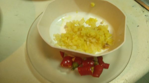 乾薑和大蒜磨成泥或切細碎，辣椒如果不要太辣就切開把辣椒籽取出不用。