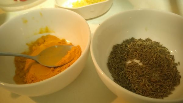 薑黃和小茴香準備好；香菜忘了拍，※即使有新鮮和粉末在印度兩種味道不同，可以兩個都加，討厭香菜的朋友可以選擇其他香料代替(我覺得檸檬香茅或許可以)