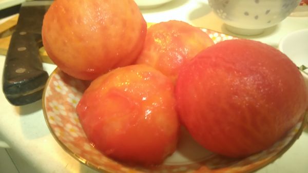 以漂亮去皮省略洋蔥步驟，去完皮的番茄要切小塊。