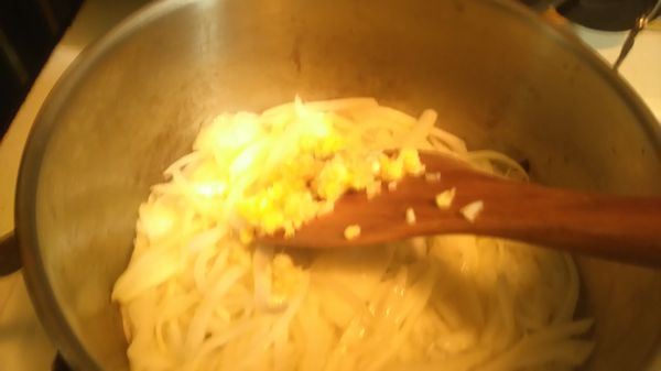 稍微軟了以後放入薑和蒜泥炒香。