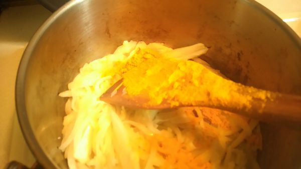 加入粉狀香料拌炒，炒粉末記得火一定要轉小，一炒焦整鍋就完蛋了