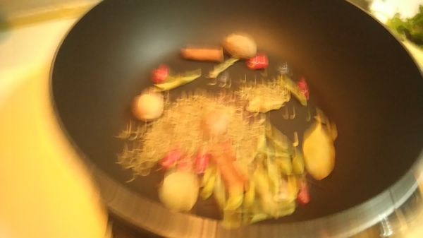 準備平底鍋，放點油用文火將原狀香料和辣椒微煎炒香片刻，讓精油稍微釋放出來，注意千萬不可以焦，接著丟入主鍋
