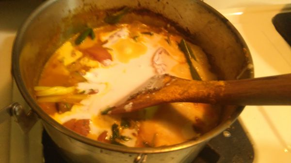 差不多了就加入椰奶和水(或高湯)，椰奶可以多加一點沒關係。