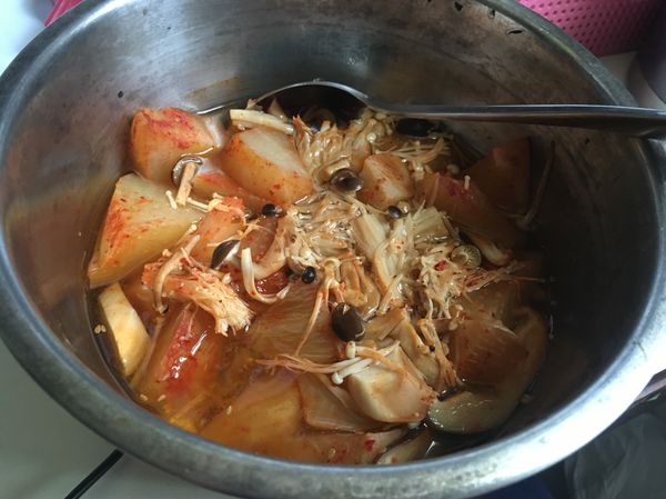 把醃蘿蔔、菇菇，全部放入鍋內，加入約60cc的水，放入電鍋中煮，外鍋加約一杯水
1.如果想加肉，建議可以先將蒜頭爆香後炒肉片再加入。
2.如果想加其他菜，因為用電鍋煮，建議加不易煮爛的，如紅蘿蔔、玉米⋯