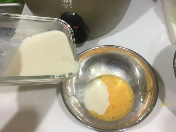 再慢慢的加入豆漿攪拌均勻