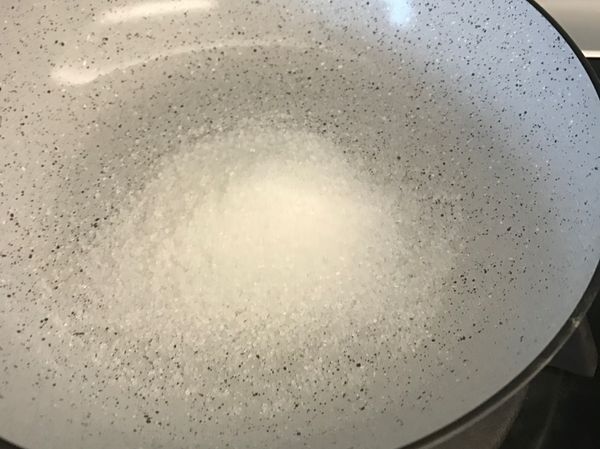 砂糖放鍋中小火煮至金黃，不用攪拌只需擺動鍋子