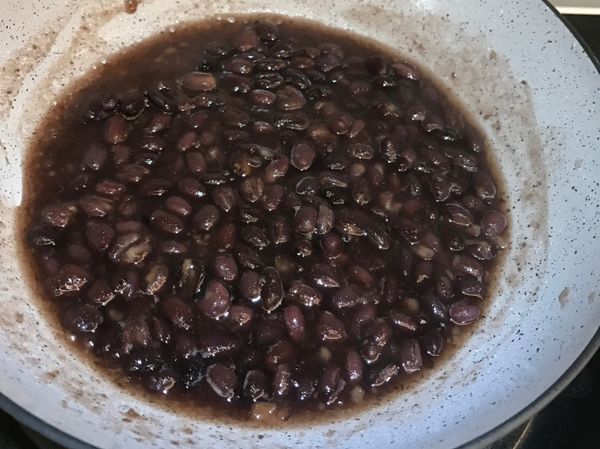 小小火慢慢煨煮等收汁後，再加一些水攪拌繼續蜜他