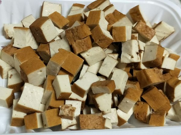 熱鍋加入少量油，將豆干丁煎到金黃，起鍋備用。