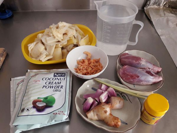 先把材料洗乾淨，筍子我買已經用水煮過的。筍子，豬肉切小塊。椰漿先泡1500ml的水。香料部分有打碎機更好喔，香茅不用打碎切一半。家裡沒有打碎機，香料切片也可以喔。