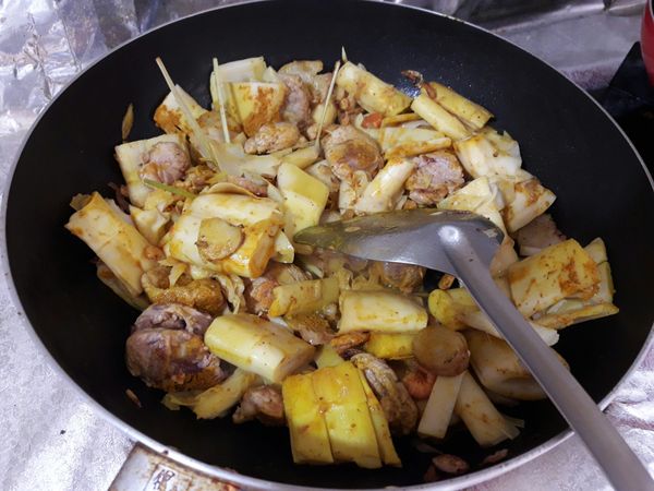 吧筍子，豬肉，辣蝦醬，咖哩粉放進去炒一下 接下來椰漿可以倒入了