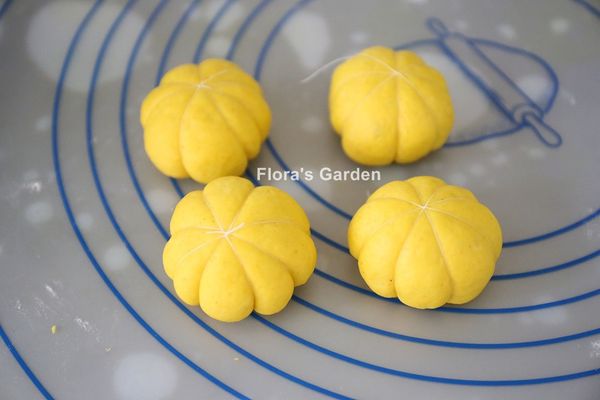 [麵糰]第一次發酵約一小時後取四個25克，餘均分4份、搓圓蓋上擰乾濕布鬆弛15分鐘、排氣，25克的麵糰綁線(線抹少許油)成南瓜造型。